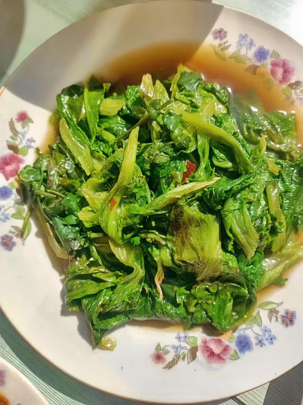 这盘清炒绿叶菜，是餐桌上最朴素的治愈。翠绿的菜叶裹着清亮的汤汁，带着锅气的鲜香，