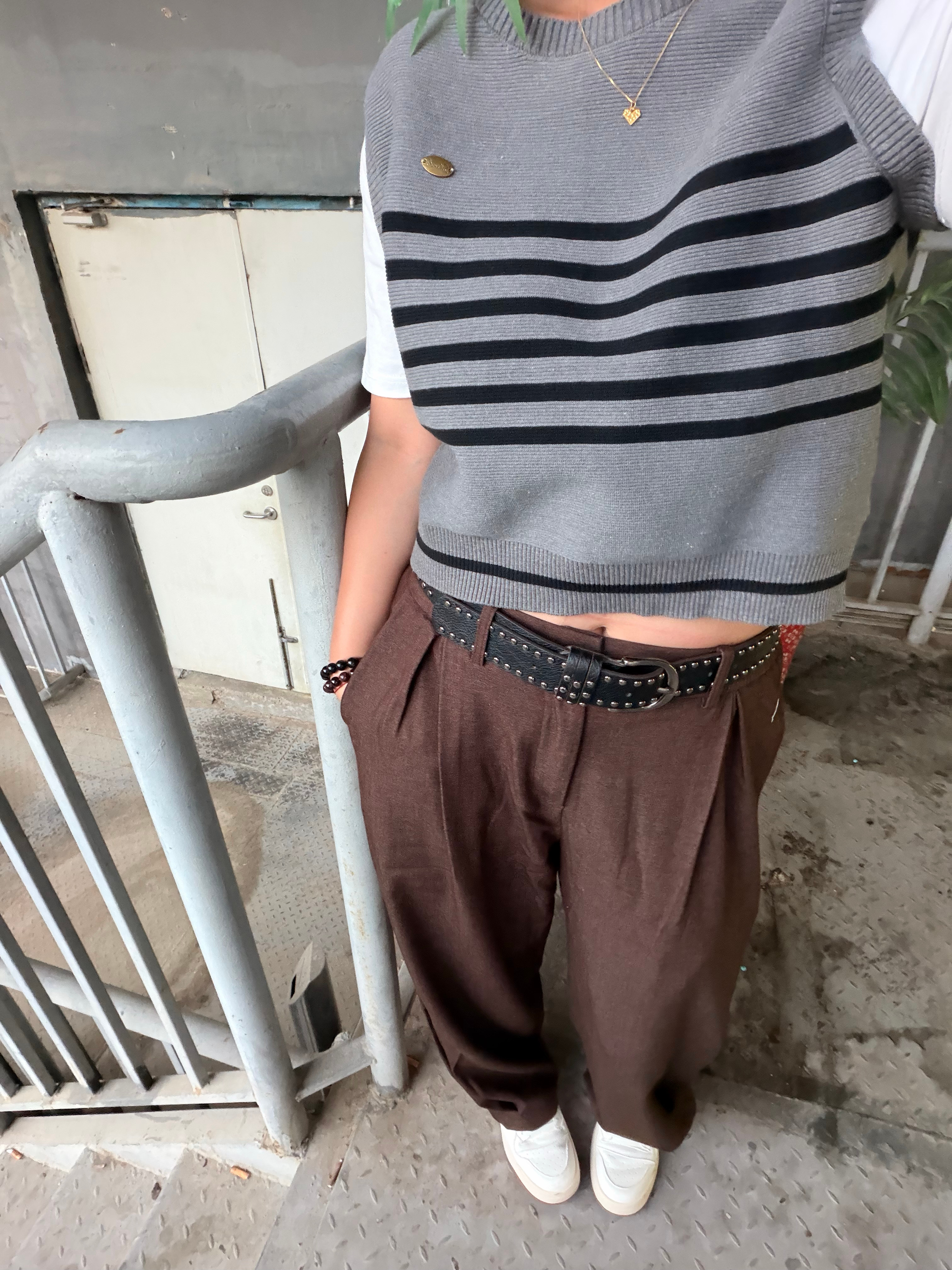 买了一条男西装裤穿，不得不说男裤这个兜是真大啊，而且做工材质确实比同价位女裤好太