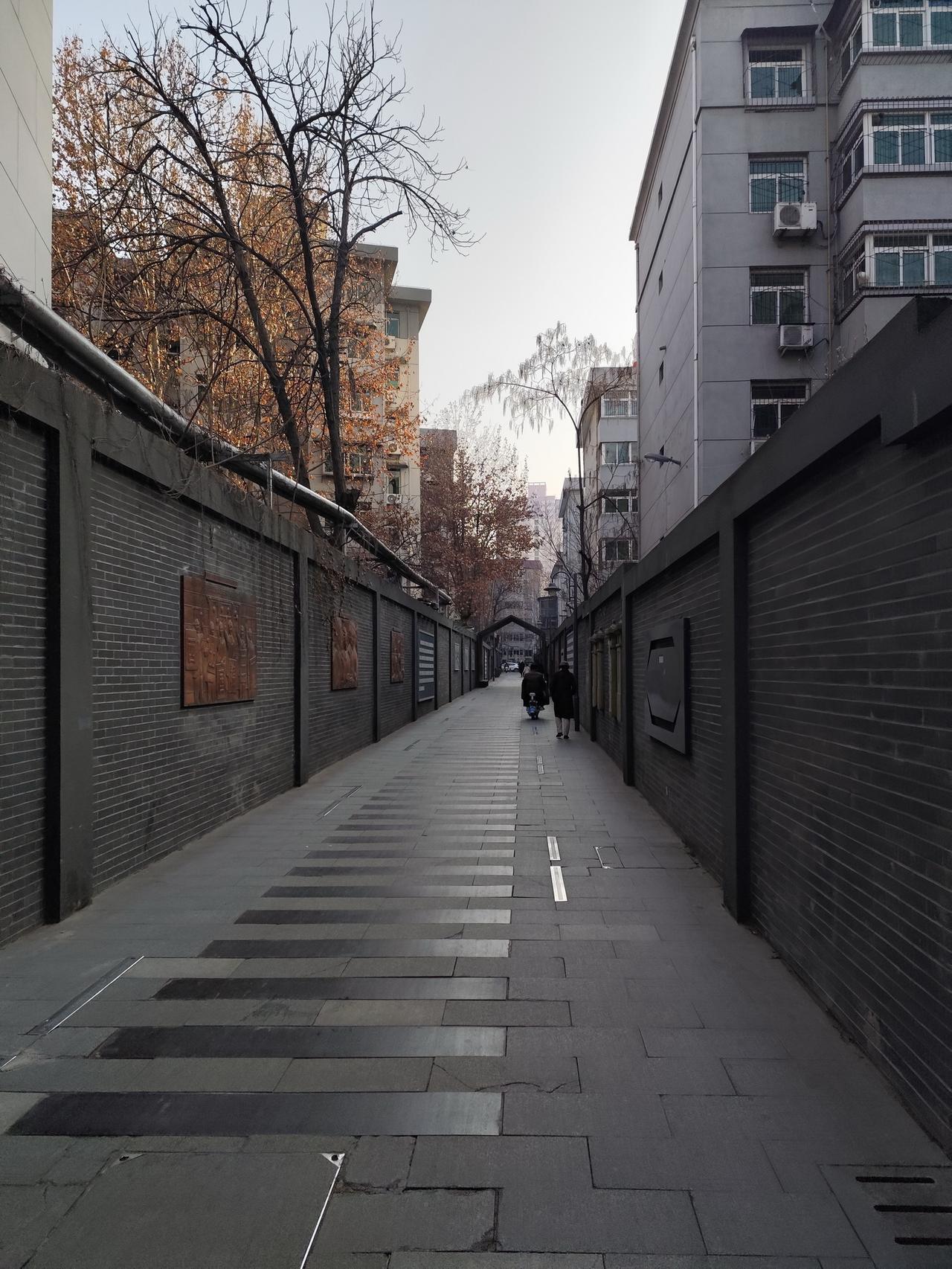 【感受西安的火热年代】刚出纺二路地铁口随便转转，似乎误入一条时光隧道。狭长的巷子