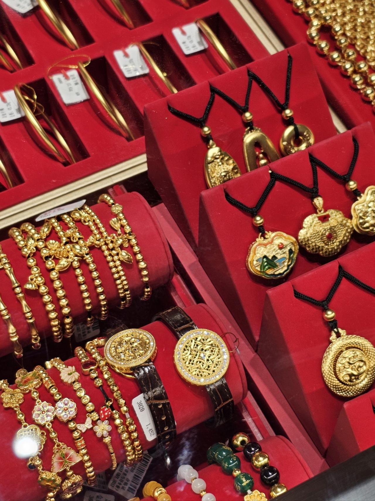 结婚五金选购可马虎不得。首先得认准品牌，像周大福、老凤祥这些大品牌，品质有保障，