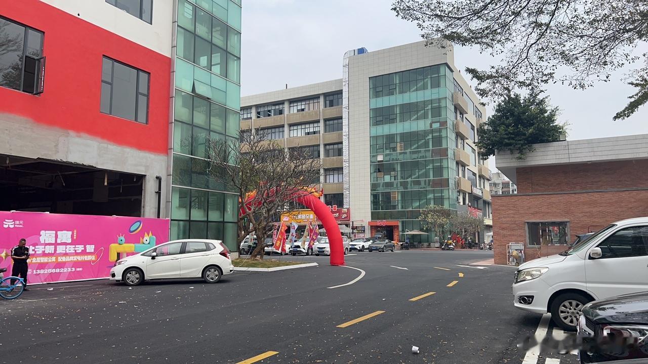 凌晨，滴滴师傅十分善谈，话题从国家政策，到地方建设，再到个人生活……
他说八九十