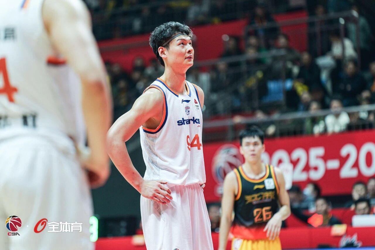今晚上海男篮vs江苏男篮，王哲林距离成为CBA历史第六位“万分先生”，只差180