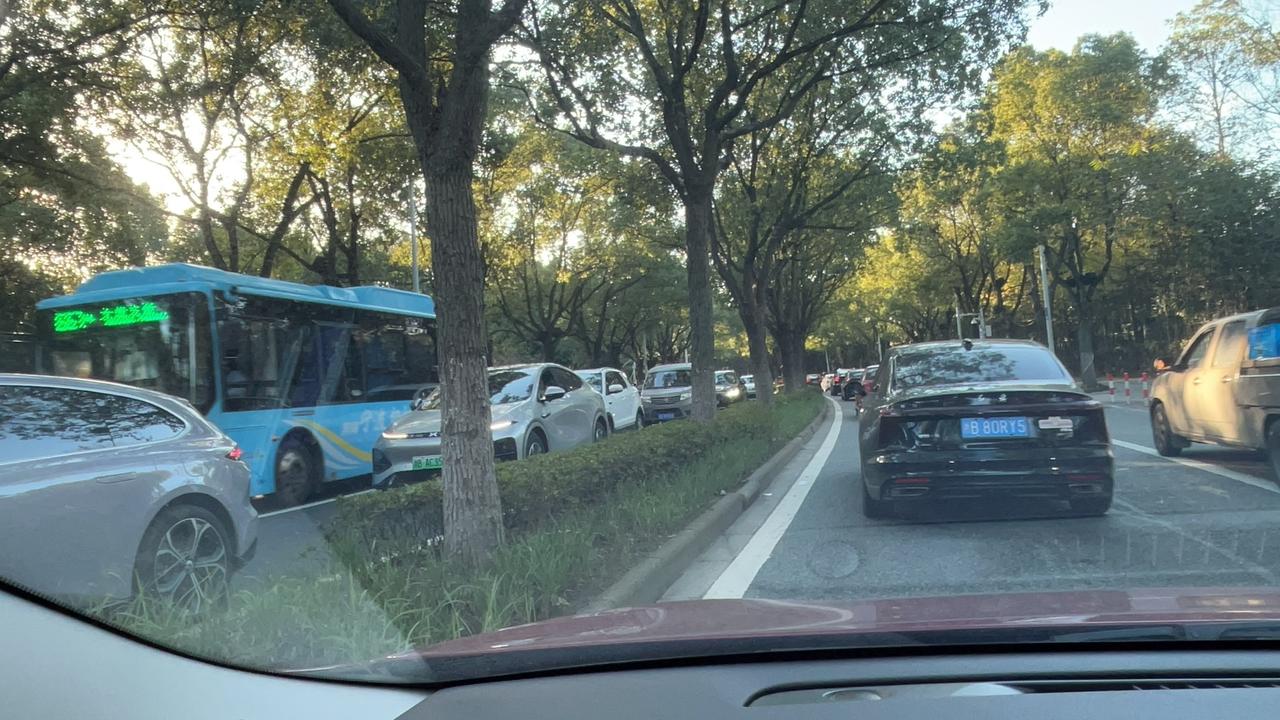 哎呀，出门前还美滋滋涂了防晒霜，这会儿全被汗水冲成牛奶汤了。

看着前面望不到头