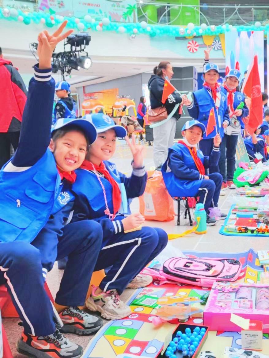 该严的时候一定要严，该宽的时候还是得宽。
守住底线，留住温柔，便是最好的教育。