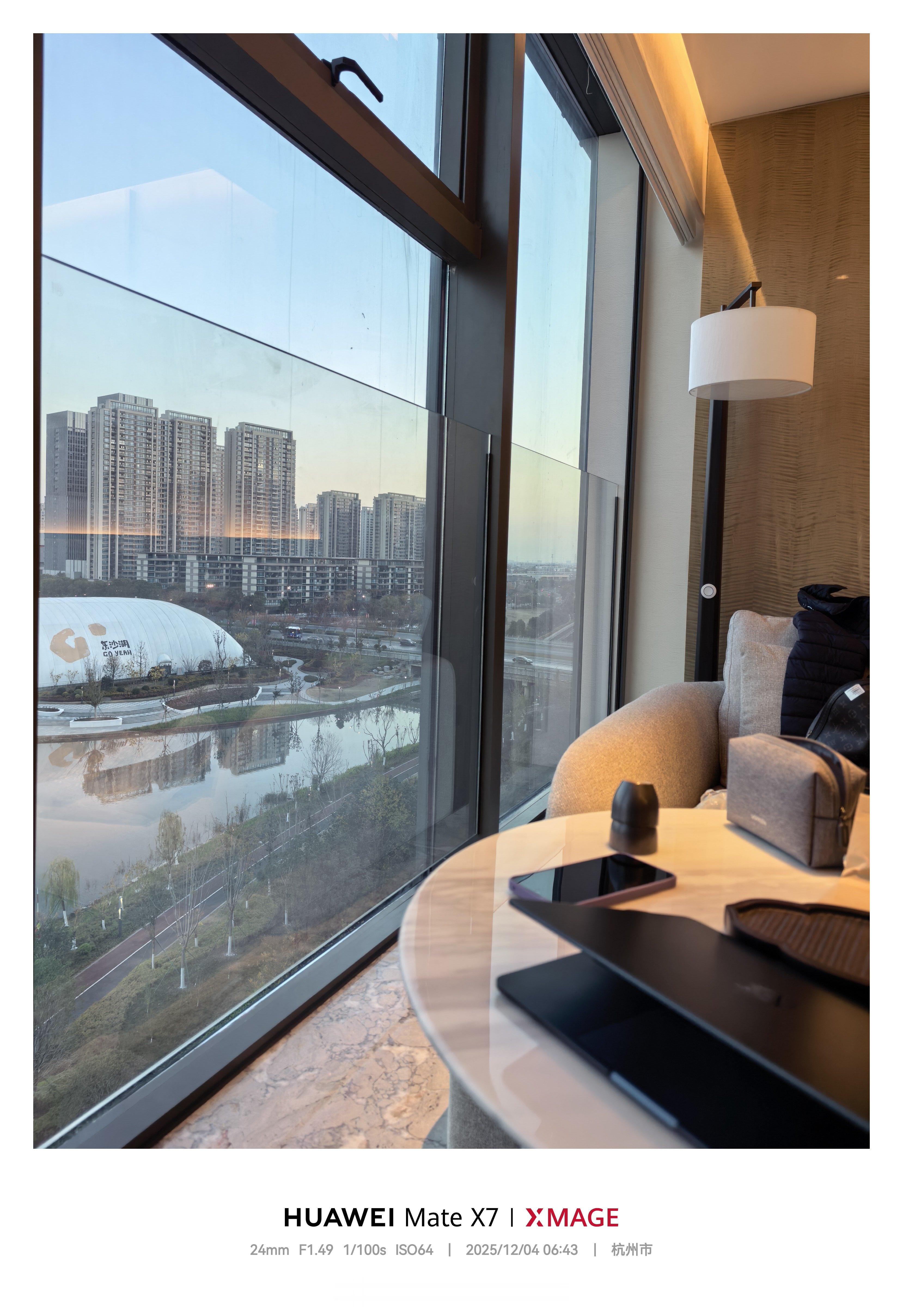 早上好守着美景干活儿，昨晚两个发布会给整兴奋了，没睡好……侯鸿亮啥也不说了给大家