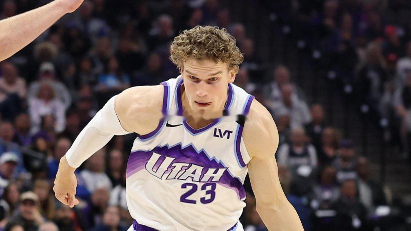 今日NBA常规赛继续进行，勇士与爵士交手。上半场比赛结束爵士65-58领先勇士。