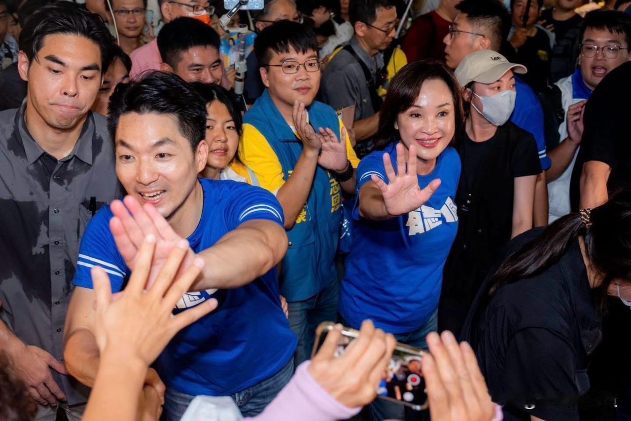 国民党高雄市长参选人柯志恩今（19日）在脸书发文表示，六合夜市，今晚被塞爆了！结