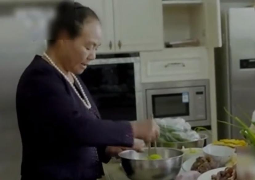 Tech星球12月4日消息，据鞭牛士报道，近日，有网友拍到刘强东父母在京东食堂为