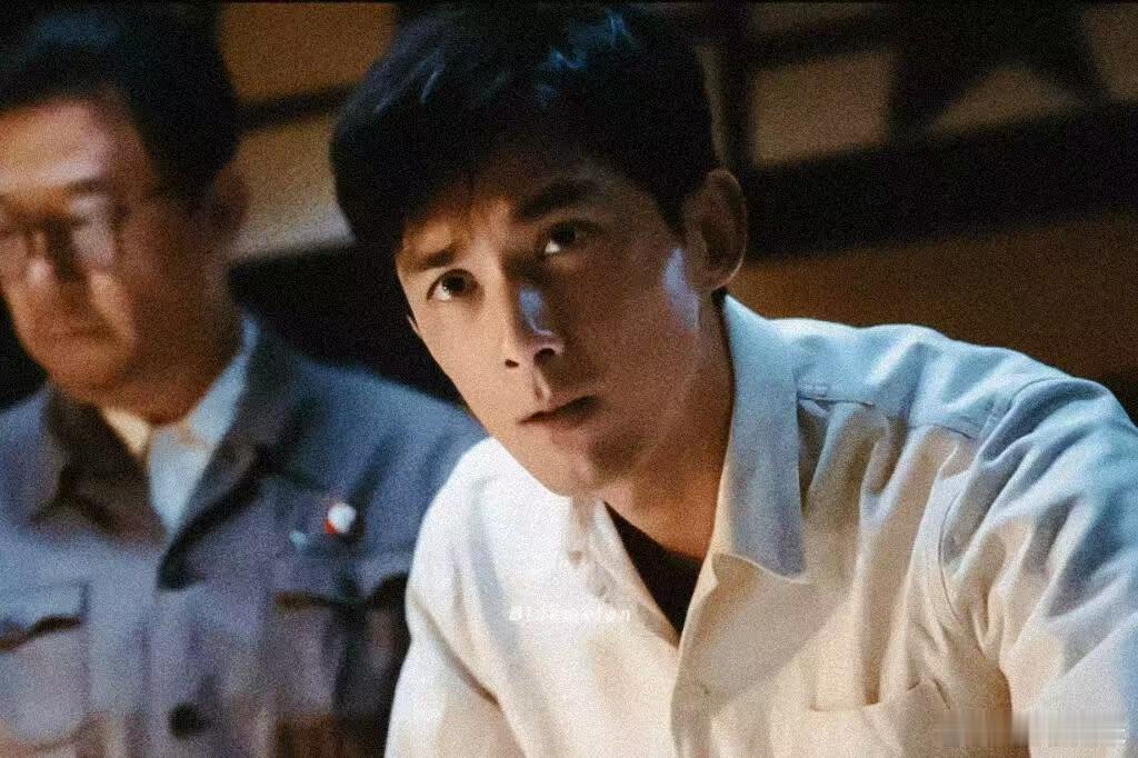 吴磊纯手搓营救黄渤1970年的吴磊完全不吃压力黄渤2035年在深空失联，吴磊19