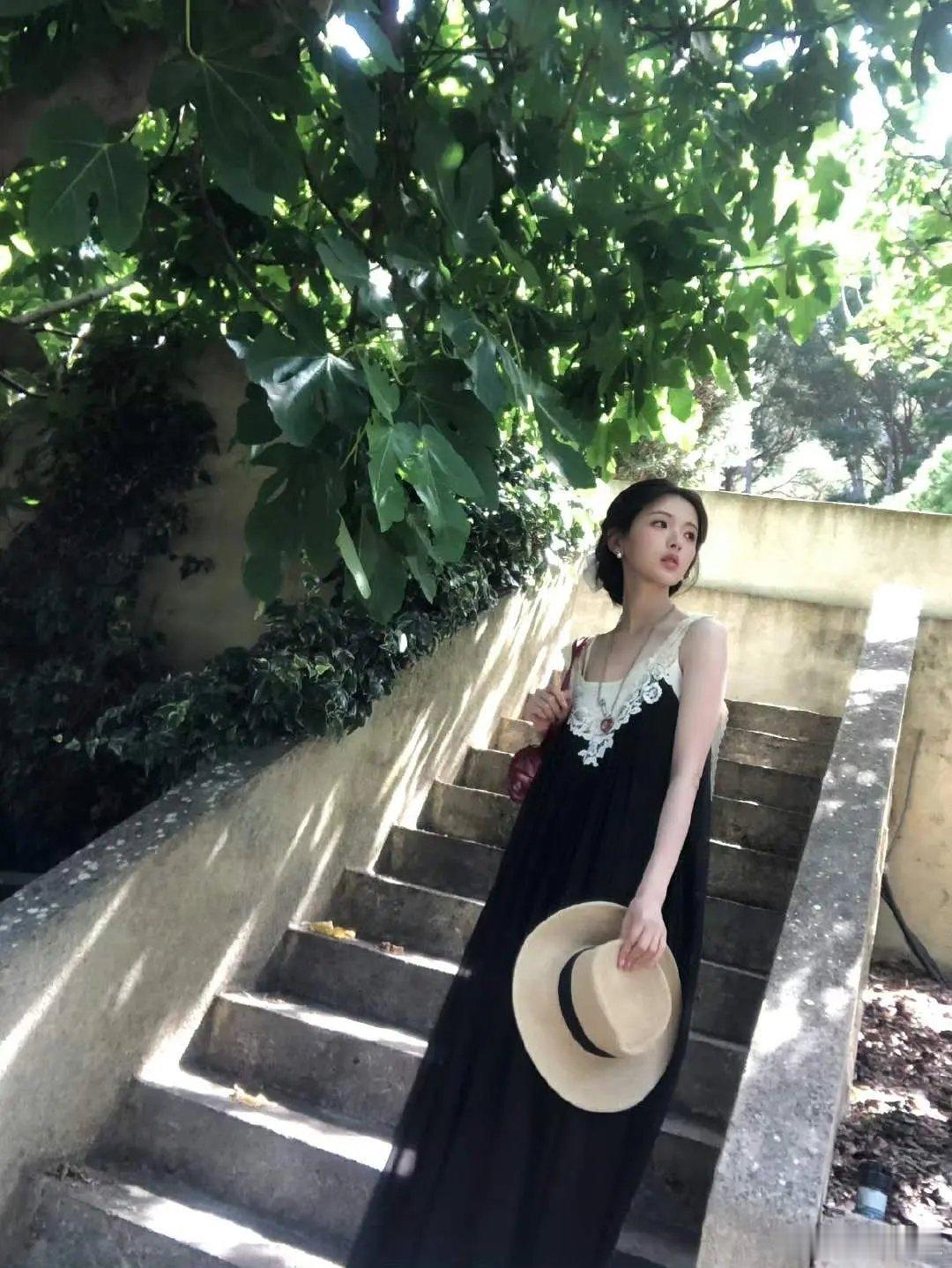 杨超越撞脸鞠婧祎，是妆容相似还是审美疲劳了？ 