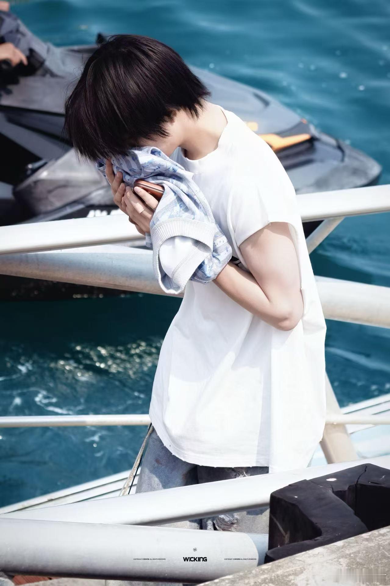 陈奕恒手臂肌肉 这组图真的越看越上头，手臂线条流畅又有力量感，完全是恰到好处的肌