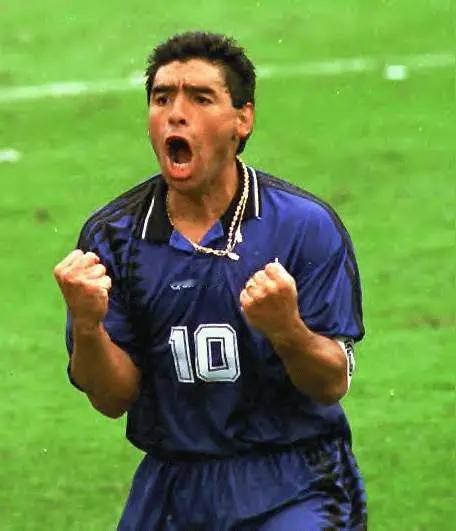 阿根廷人最不喜欢的问题应该是：马拉多纳和梅西谁更厉害？如果十年前有人问出这个问题