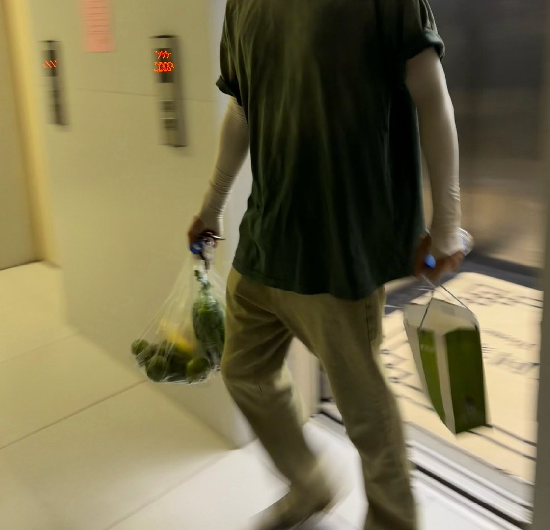 许多鱼这样子去健身房接我，他一上楼，就有工作人员问他是来送外卖的吗？ 