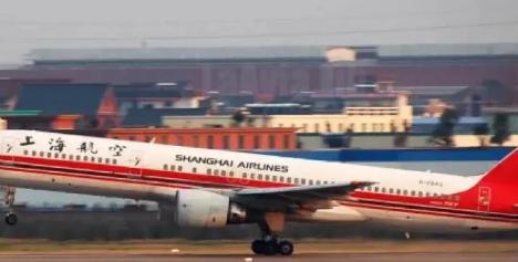 2000年，一中学生乘机去上海，坐在窗边的他，却发现机翼有个小豁口！更要命的是，