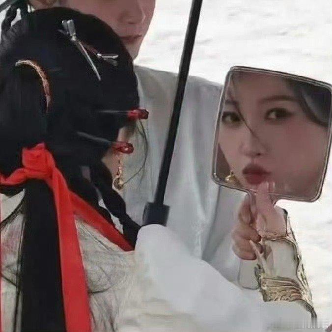 虞书欣镜子里的自己，好真实完全夸不出来 