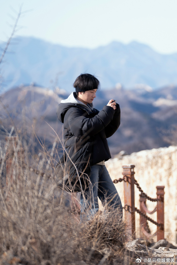 蒋敦豪重新定义妈宝男 蒋敦豪化身暖心小棉袄！与妈妈畅游长城，装备一应俱全，照顾细