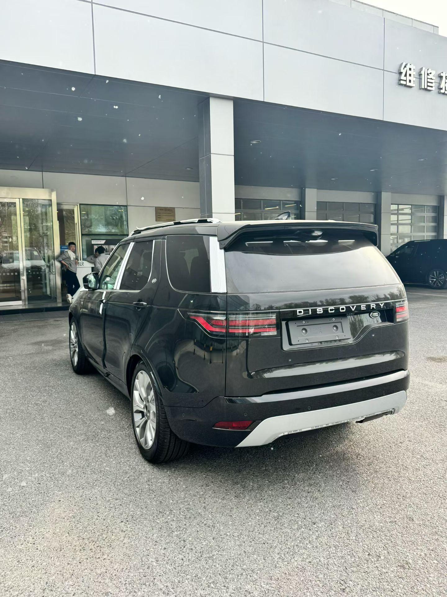 26款路虎发现五 双辉版指导价：588000元（官方一口价）配色：黑外 黑内政策