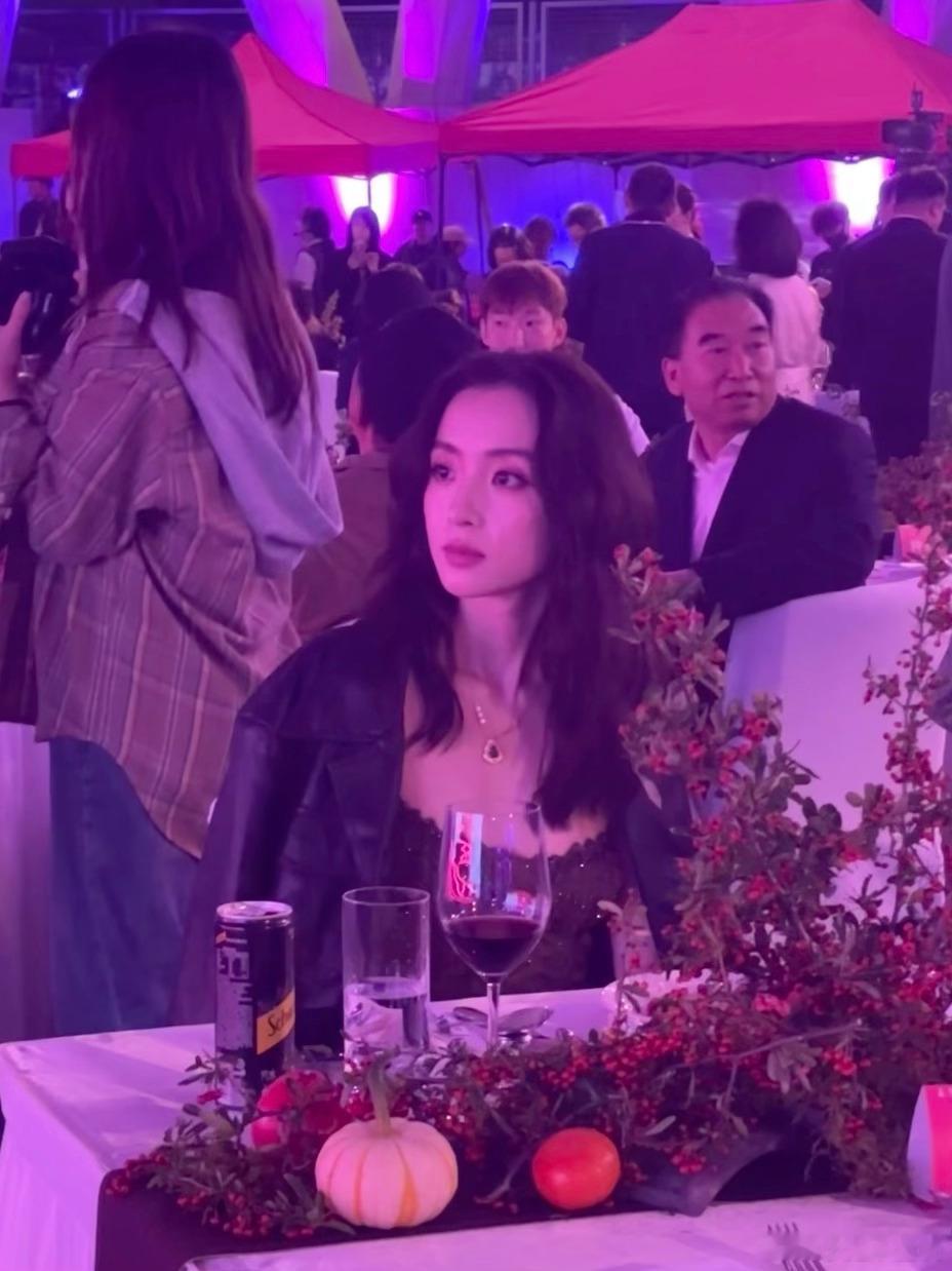 胡冰卿签新公司了 偶然在朋友圈看到有人发，才知道胡冰卿离开唐人去了合力极光！一直