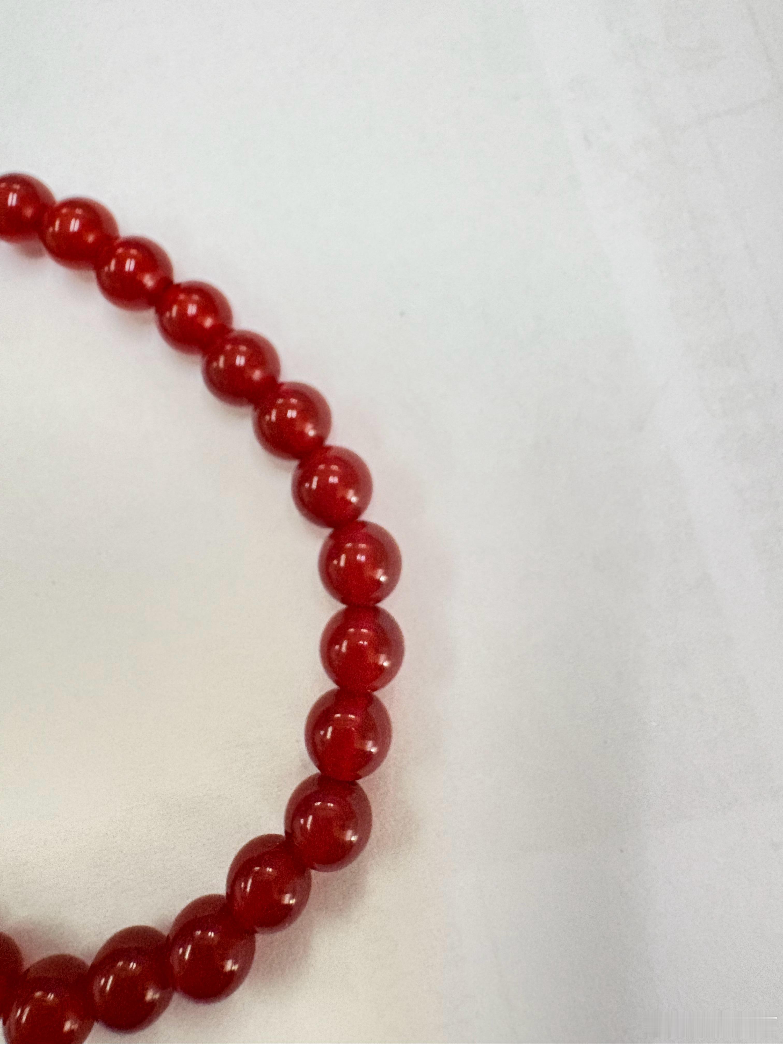 我不喜欢戴首饰，结婚买的钻戒💍我不知道放哪了，也没去找，想着哪天收拾房间会不会