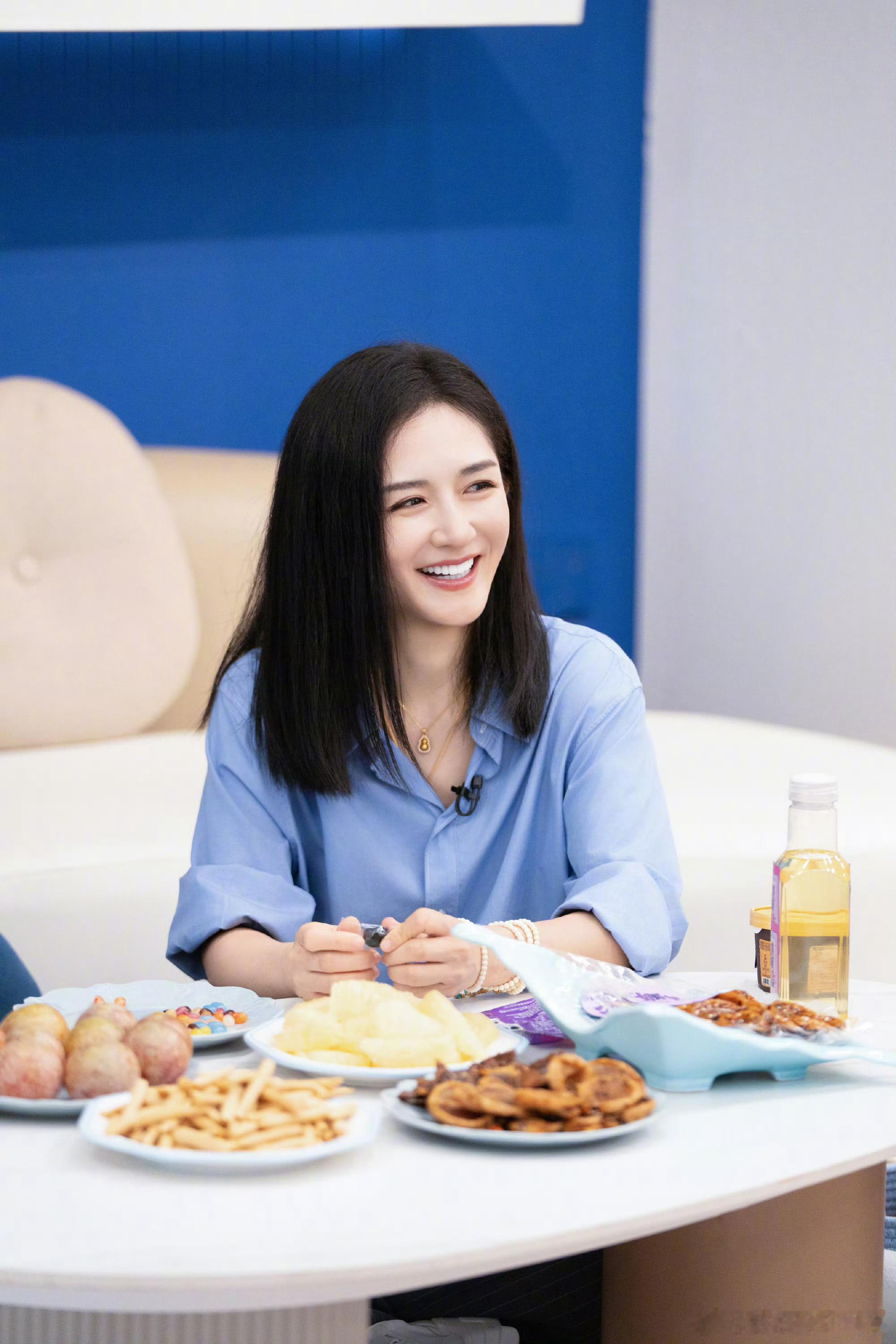 谢娜娜就聊姐姐骗张月在直播谢娜娜就聊姐姐骗张月在直播，张月刚开始还质疑了一下，之
