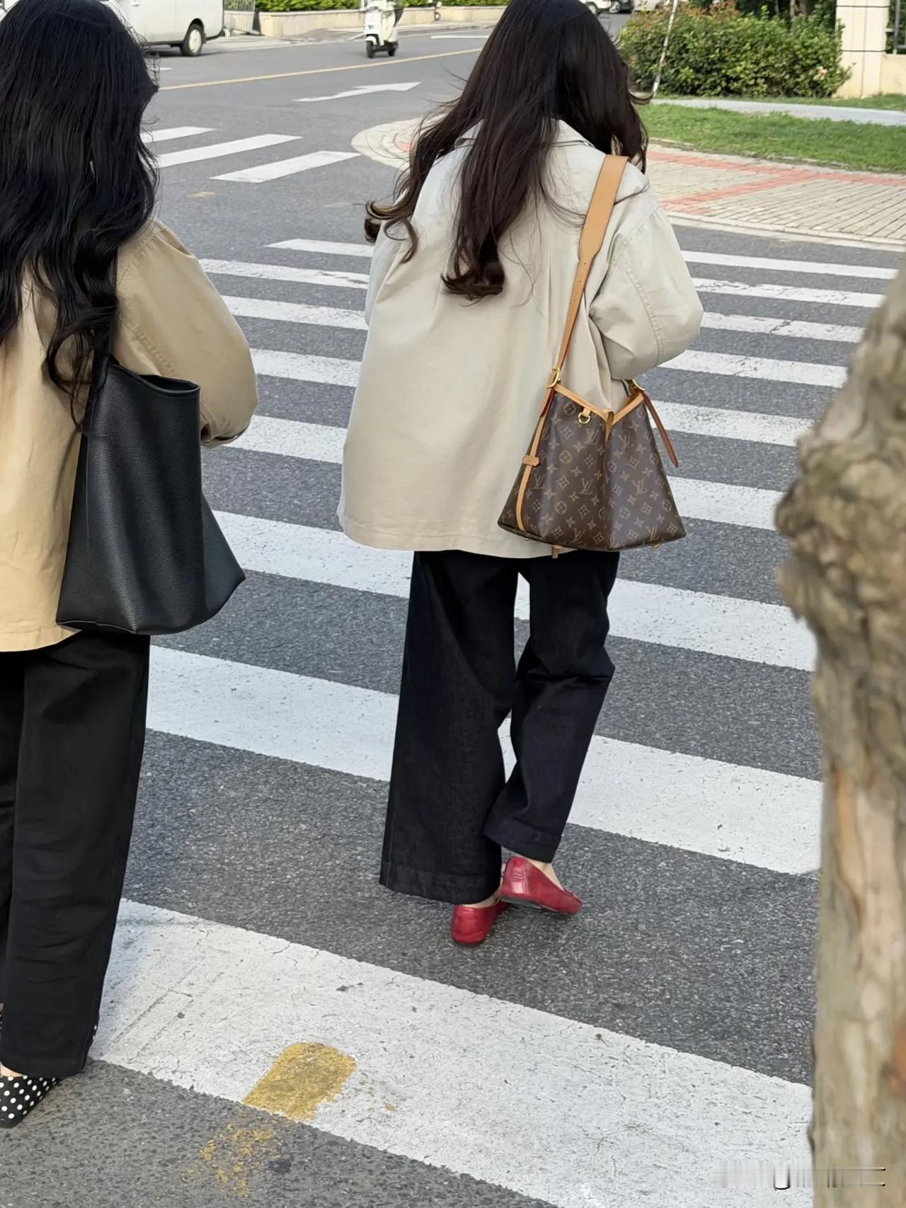 这两个女孩，我偷看了10分钟。
她们的穿搭太吸引我了。
我拍照收藏了。
我要按照