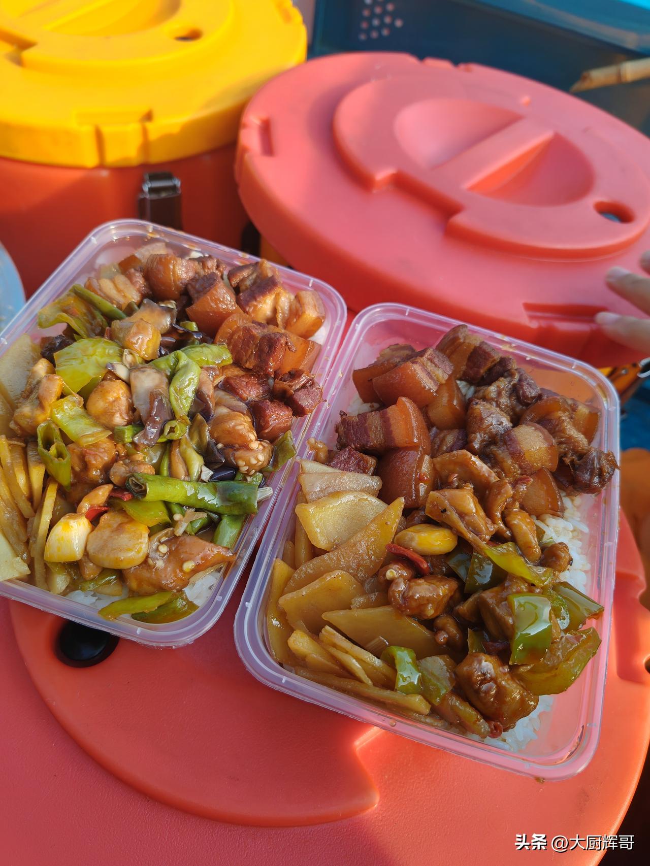 东北盒饭为何能做到好吃又实惠东北盒饭中的东北菜以大众食材为主，所选原材料来源广泛