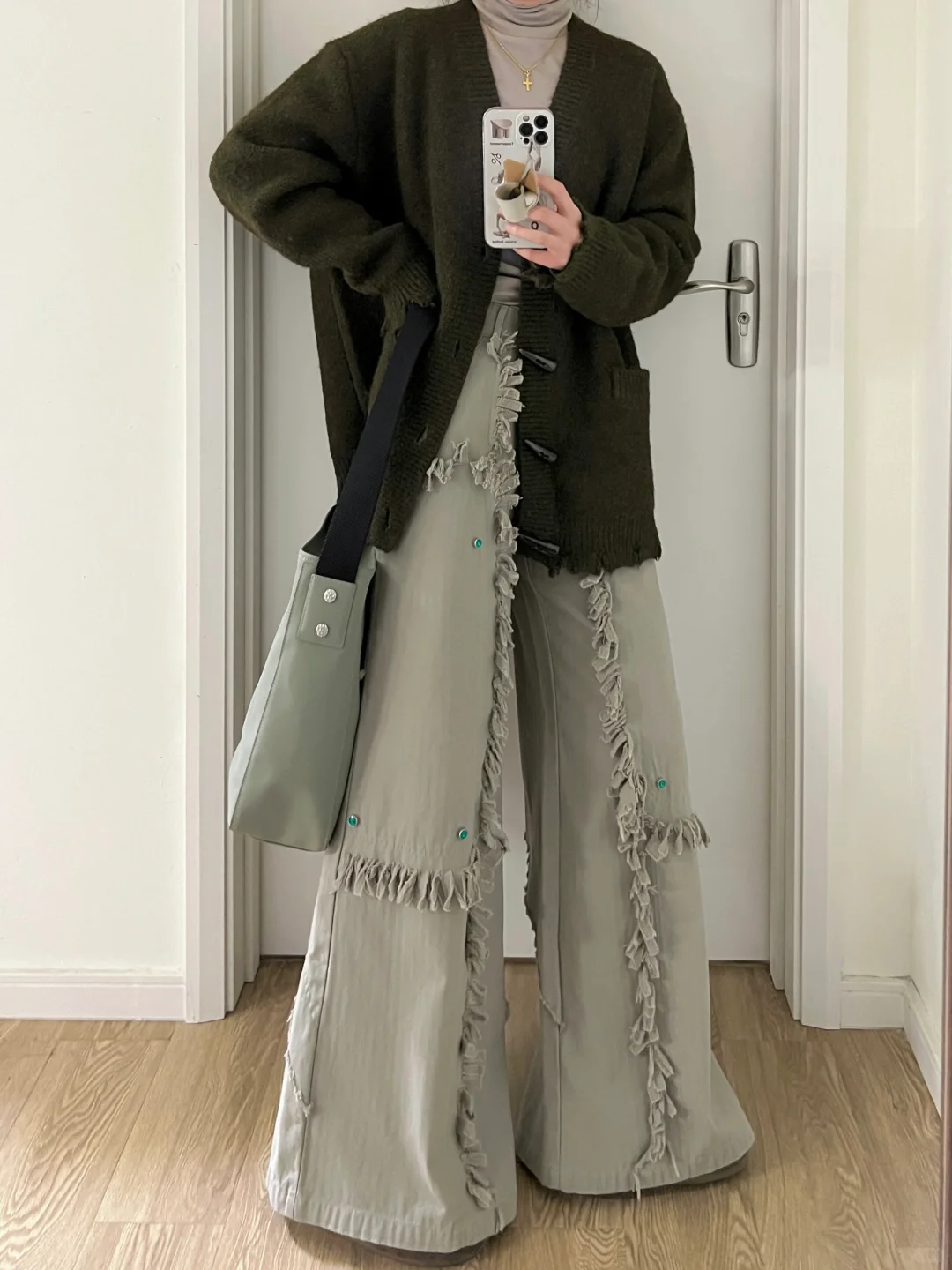 早春韩系复古慵懒｜墨绿开衫毛衣+灰绿阔腿裤