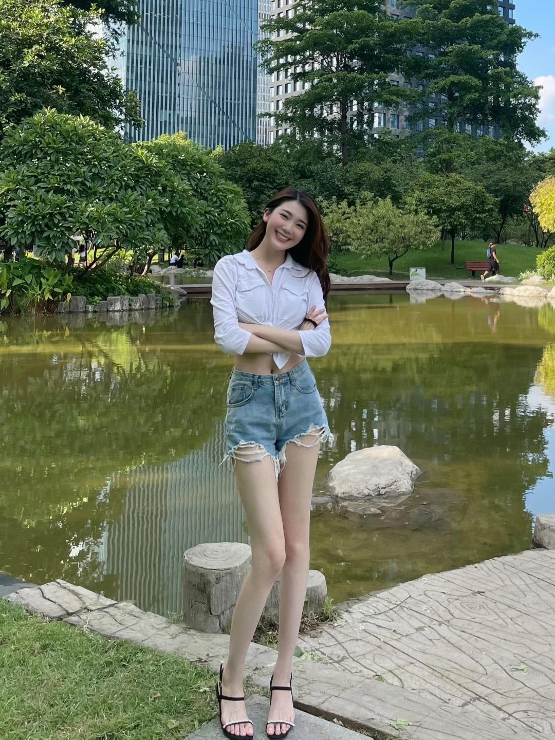 #夏日生活打卡季#✨夏日辣妹出街必备！白色超短露脐衬衫，性感指数直线飙升🔥。轻