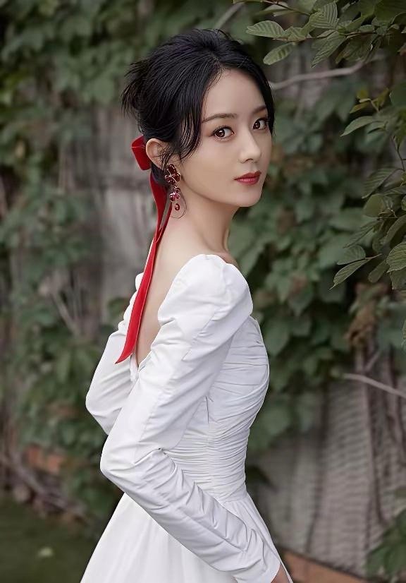 赵丽颖这组照片美到犯规，每一帧都颜值拉满！ 