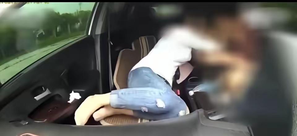 江西，一男子冒称女医生在网上给年轻女孩看病，待取得女孩信任后，女孩将自己的隐私照
