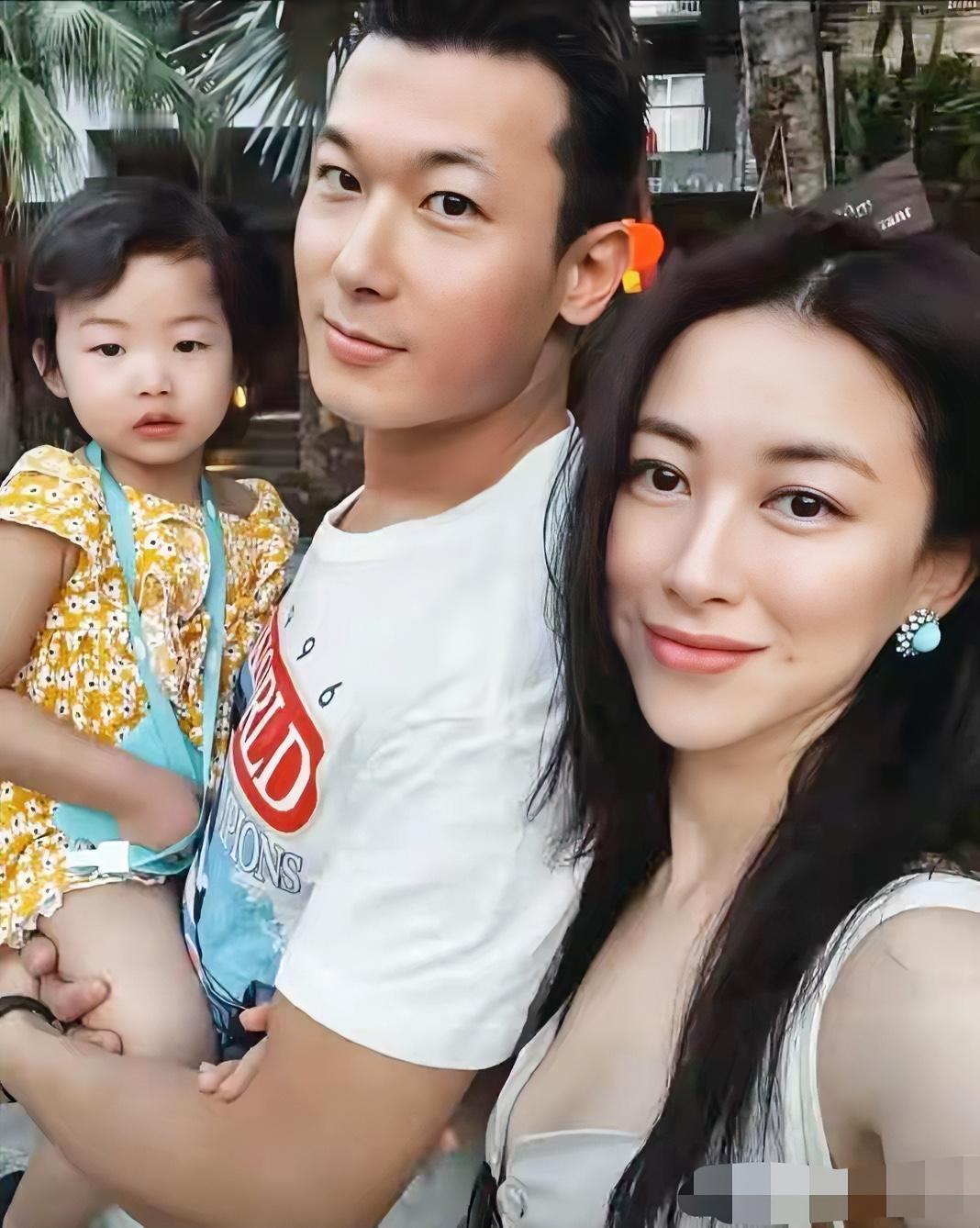 演员朱珠的老公和女儿，小姑娘长大以后也是美女级的。