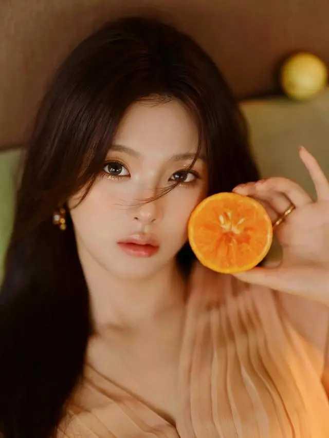 杨超越的眼神里没有刻意的甜，只有松弛的生命力。