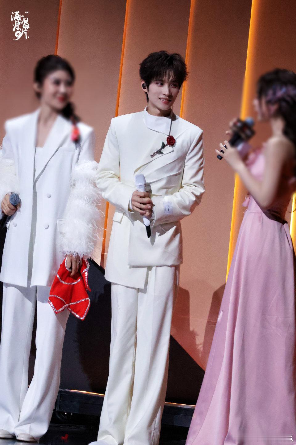 井胧终于唱大东北是我的家乡了 井胧唱大东北，一开口就是东北味儿，把家乡的魂儿都唱