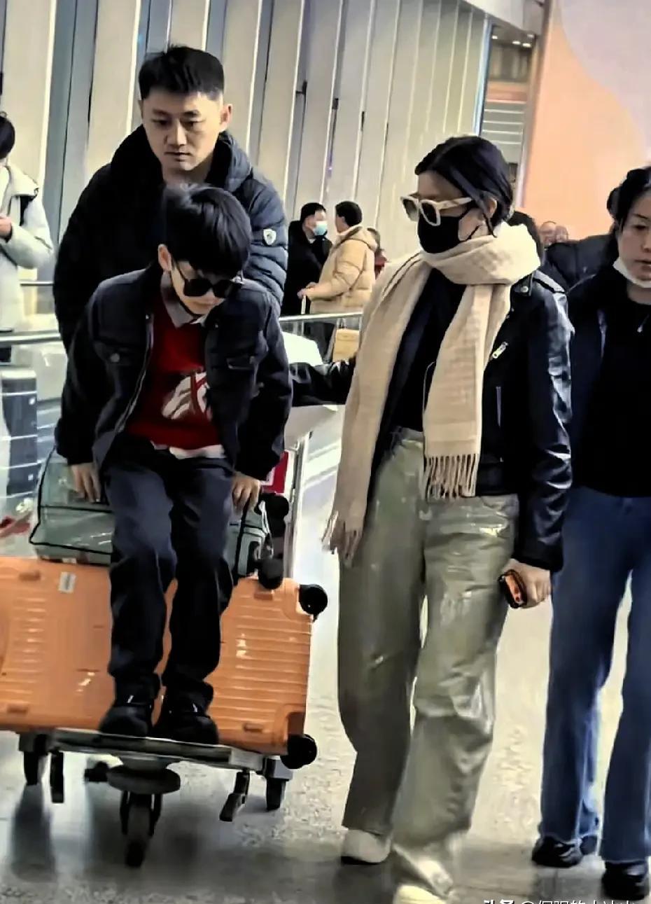 陈晓和陈妍希，可能正在联手下一盘大棋。
表面是矛盾：一个坚决要护住儿子的童年，一