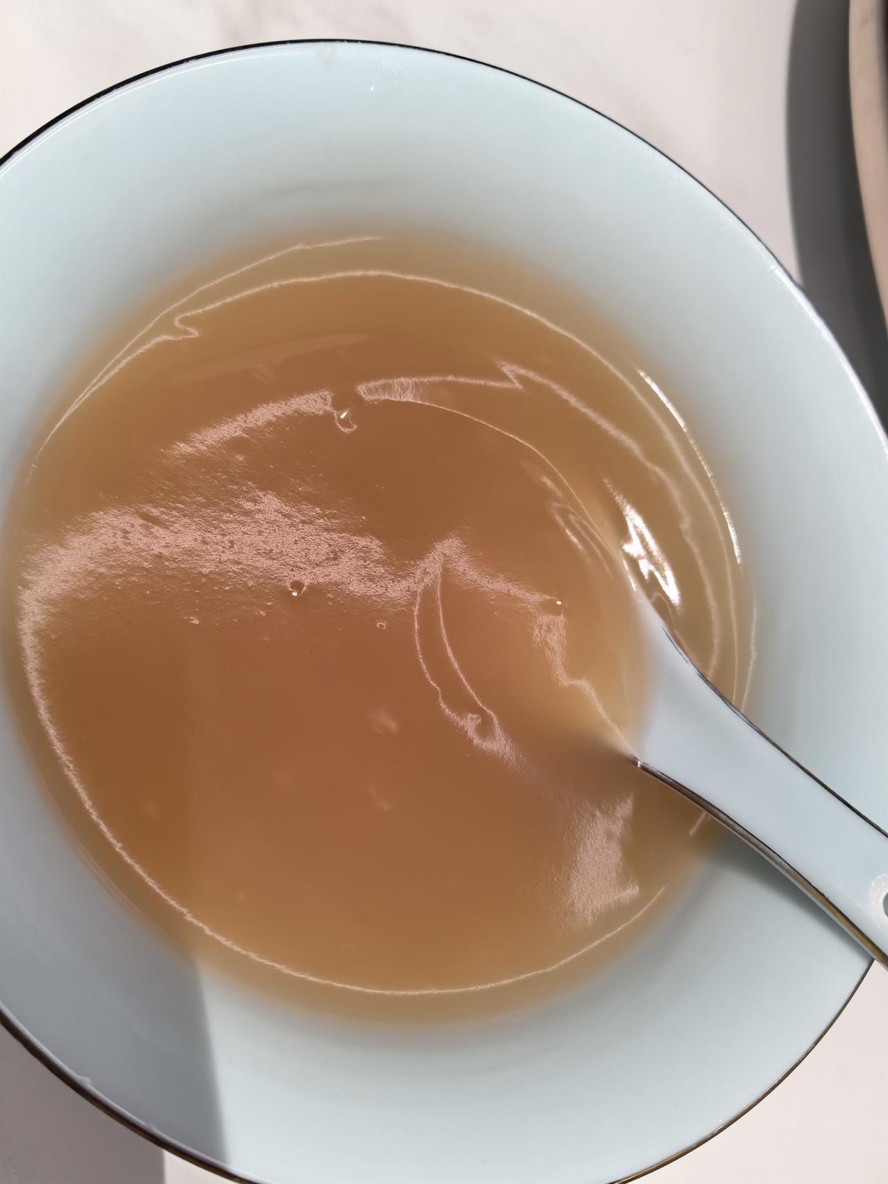 说起我上一次吃藕粉那可是几十年前的事了。记得那时候母亲很喜欢喝藕粉，但买来的藕粉