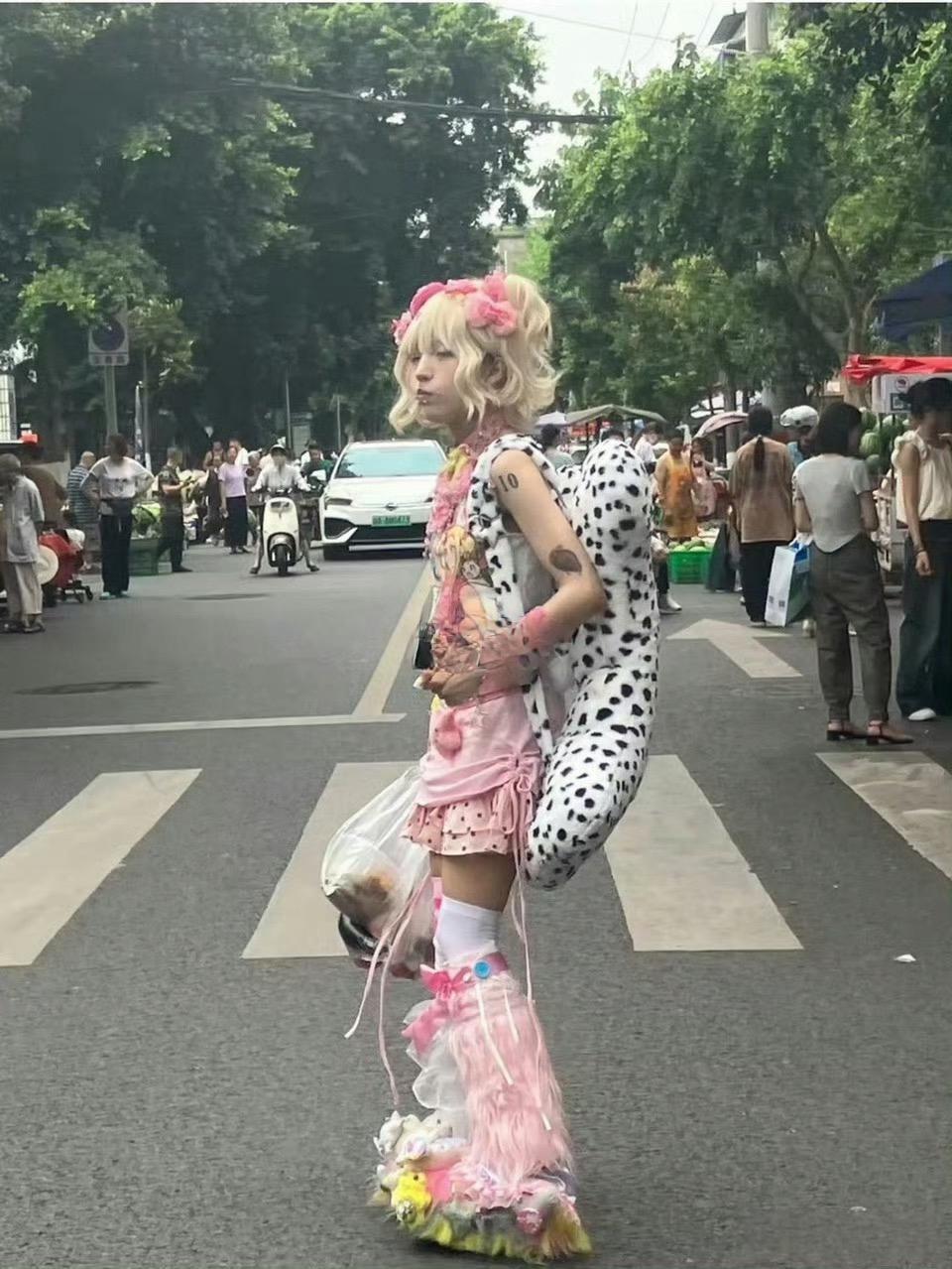 可能是我老了，这样的衣服真的有人敢穿去大街上吗？ 
