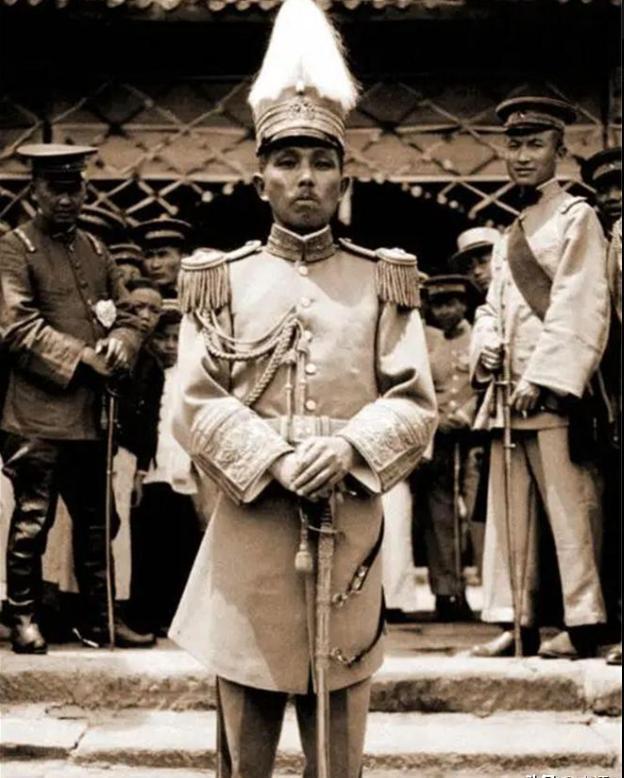 1974年，90岁的杨森娶了17岁的张灵凤。新婚之夜，张灵凤不甘地问道：“你一生