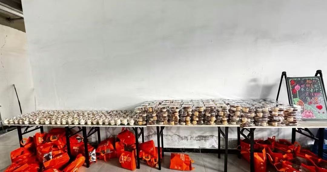 宋威龙请井柏然家有七郎剧组吃甜品宋威龙请客家有七郎剧组 哇！！！宋威龙请井柏然家
