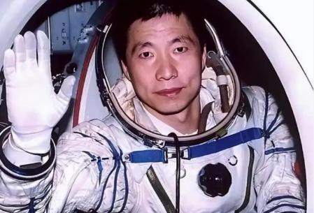 杨利伟为什么后来再也没有登天？其实，他能够活着回到地球就已经是万幸，在他攀登太空