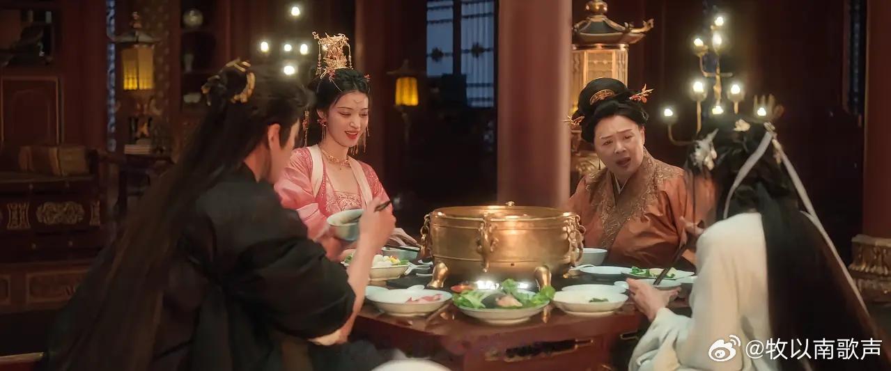 谁能想到，《成何体统》里会出现这般荒诞又暖心的名场面。曾经剑拔弩张的夏侯澹、庾晚