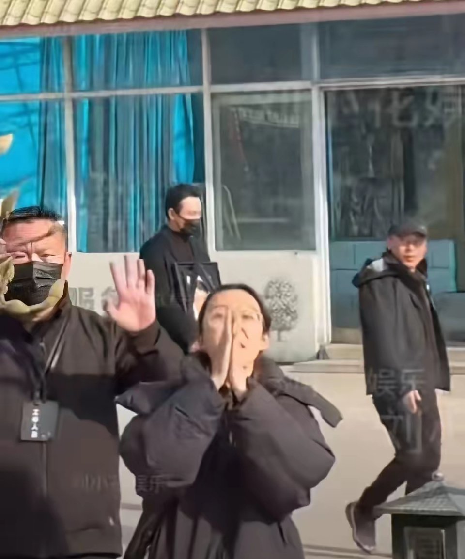 内娱的狗仔真的无底线啊！罗晋父亲今天举办告别仪式，结束后罗晋和唐嫣低着头沉痛离开