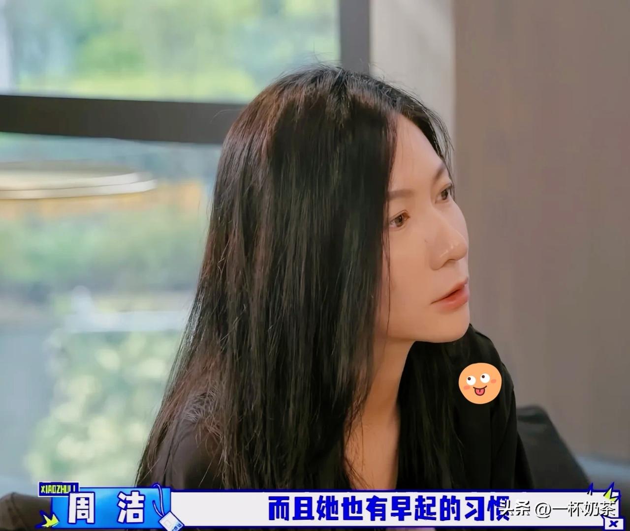 佟丽娅的经纪人对胡军和李乃文说：“丫丫有早起的习惯，她不睡懒觉。”胡军：“多早起