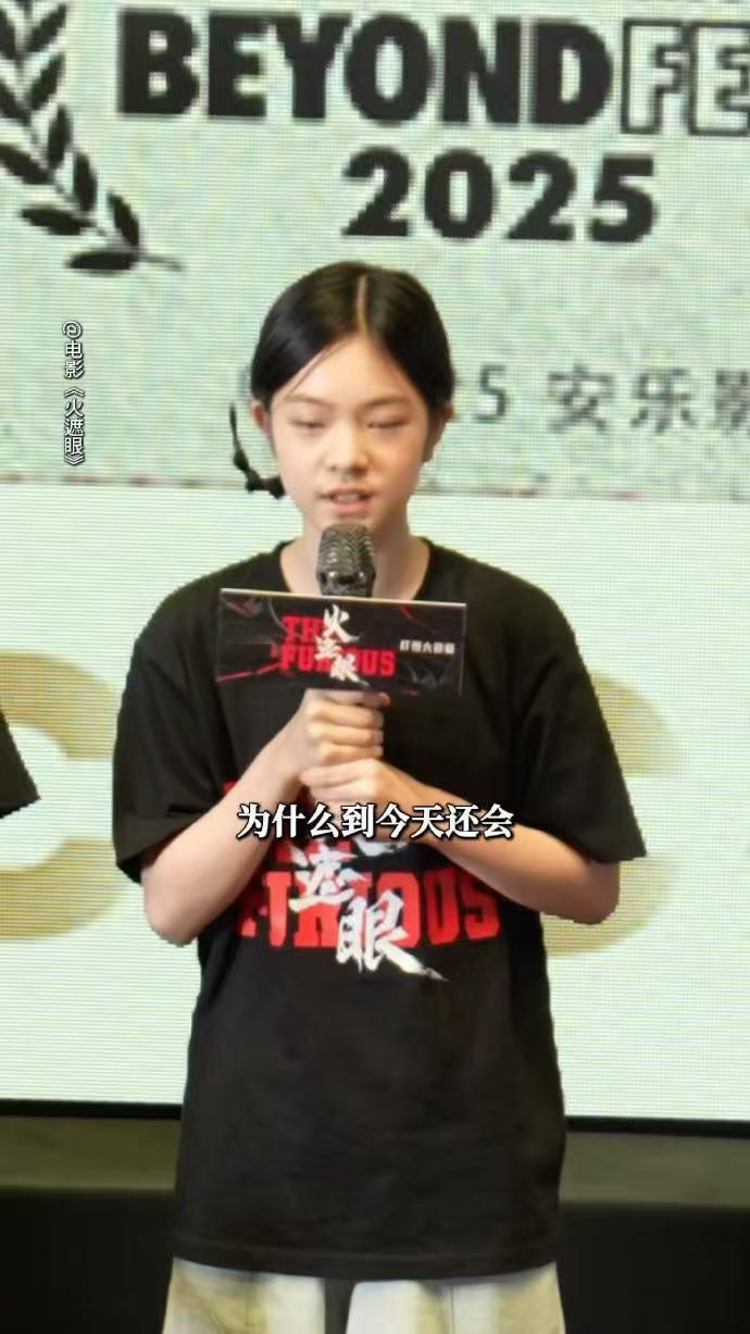 火遮眼12岁杨恩又发言格局 杨恩又说的不是大道理，是常识。有良心、乐于助人，这是