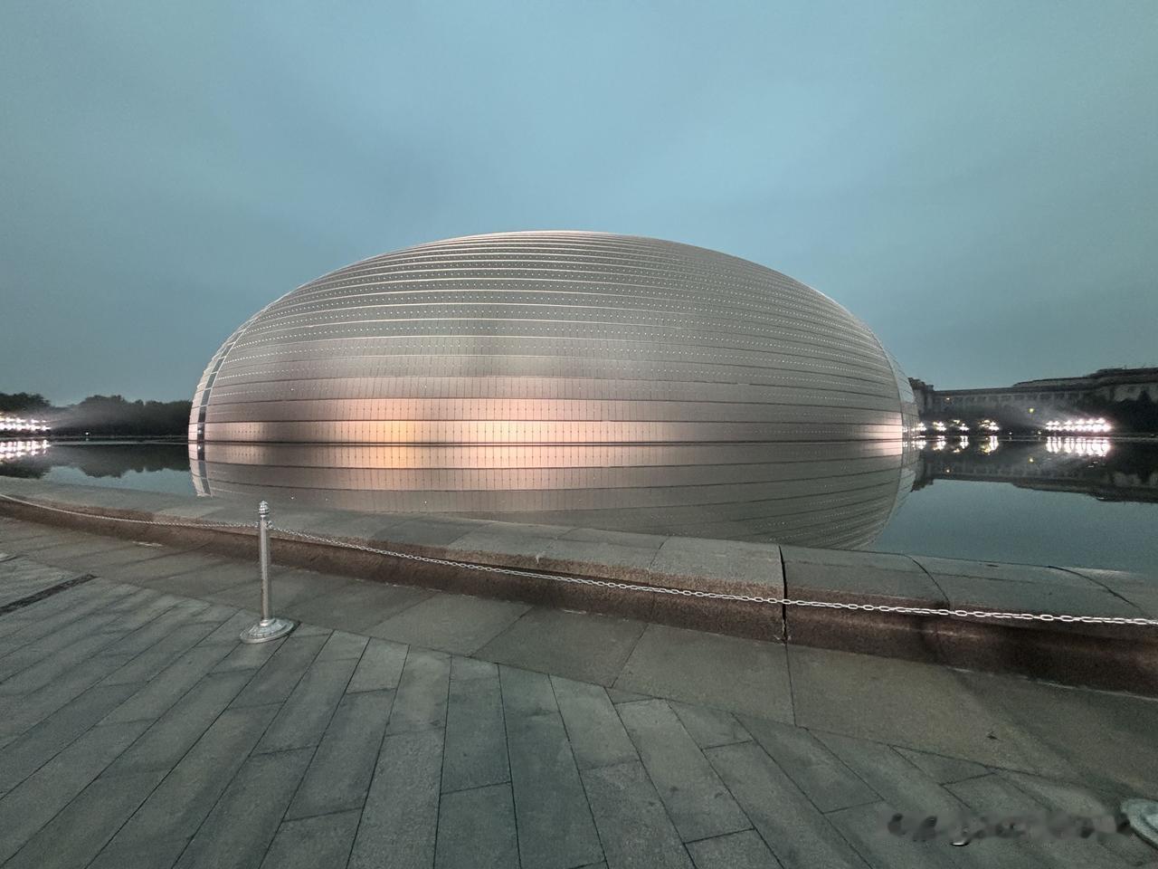 北京国家大剧院美景分享作者加速成长计划夜幕下的国家大剧院仿若一艘静泊在水面的宇宙
