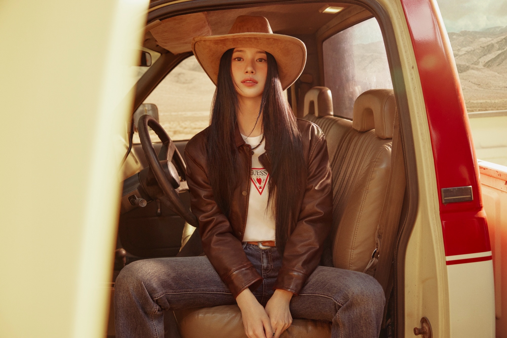 裴秀智 x GUESS Fall 2026 Collection又美又帅的裴秀智