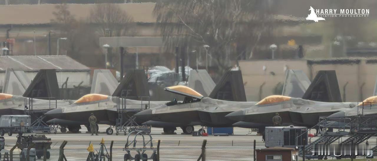 F22尚能饭否？

有国外军迷拍到了这两天在英国转场准备前往中东地区的美军F22