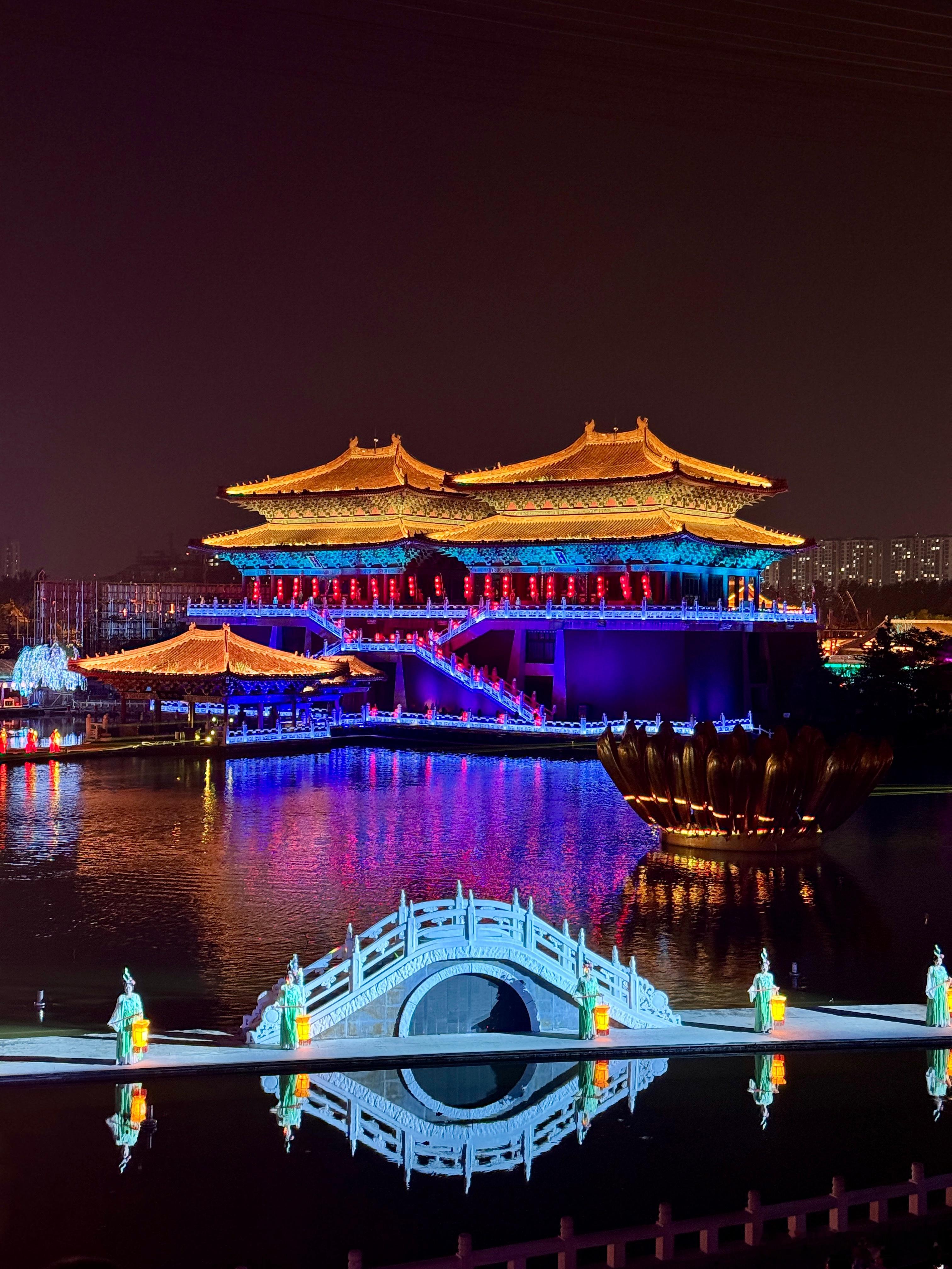 清明上河园正式启动上市工作，已经向港交所提交了上市申请书。根据招股书显示，清明上