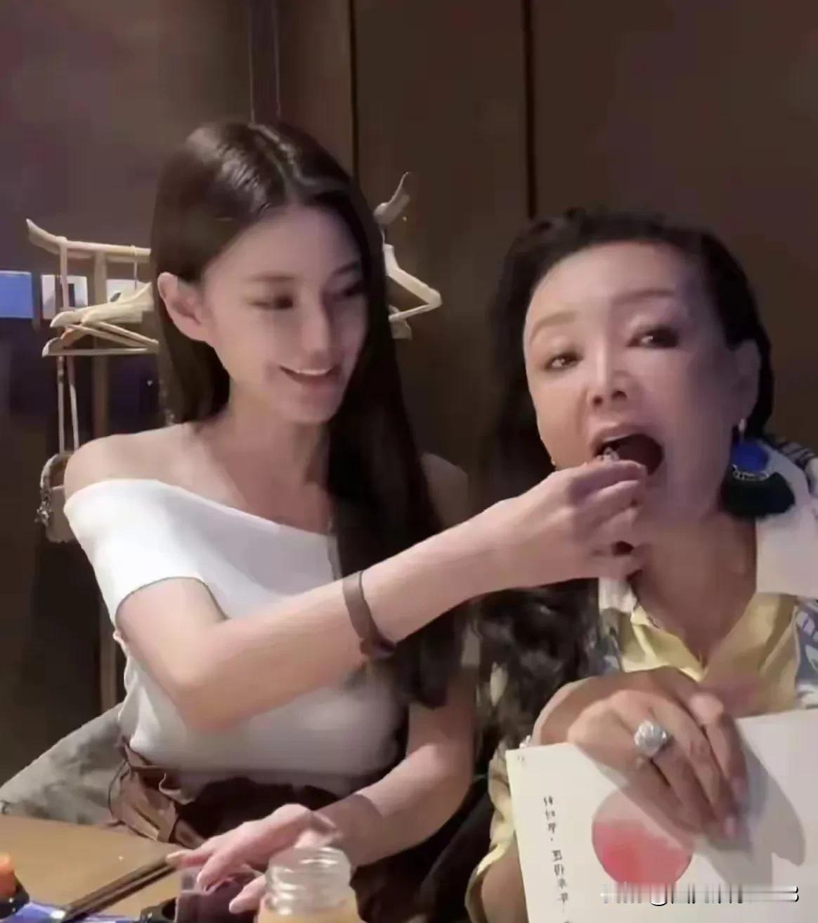 马筱梅情商高，把把张兰幸福的不得了。马筱梅没和汪小菲领证前，不和张兰同框，知道什