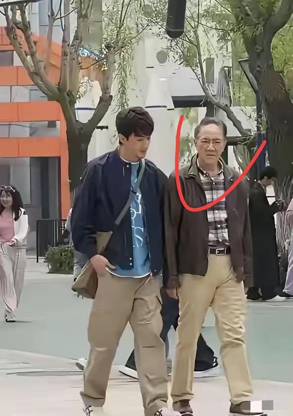 能认出来，中间这位老爷爷是谁吗。考考你们的眼力，请大声说出他的名字吧