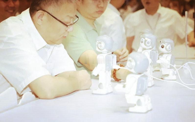 【优必选发布首款家庭桌面AI机器人，以中国电信星辰大模型为底座】中国电信陕西公司